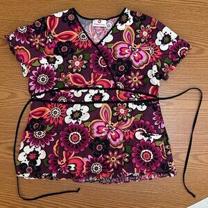 White Cross Floral Tie-Back Scrub Top – Colorful Retro Flower Print